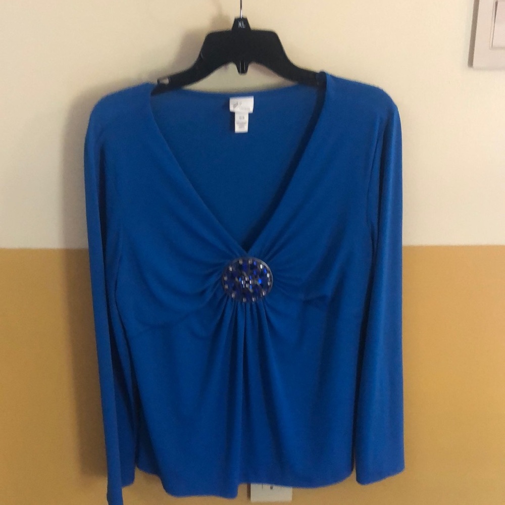 Long sleeve v neck shirt with medallion in blue